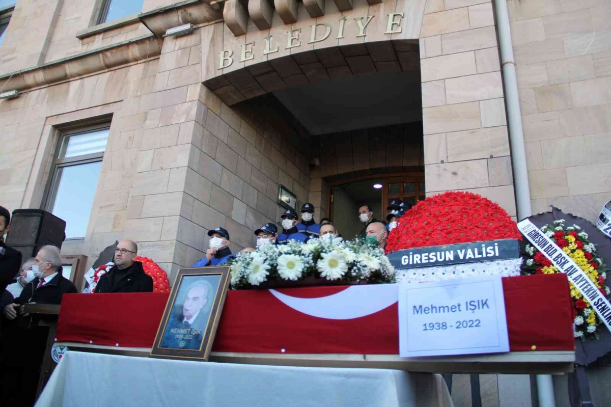 Eski Giresun Belediye Başkanı Işık için belediye önünde tören düzenlendi