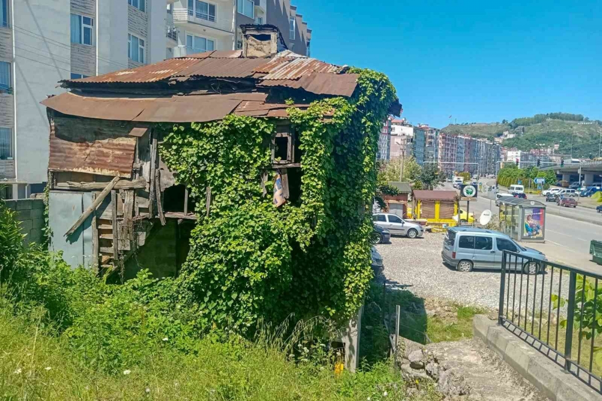 Vatandaşlar için tehlike arz eden metruk binalar yıkılıyor

