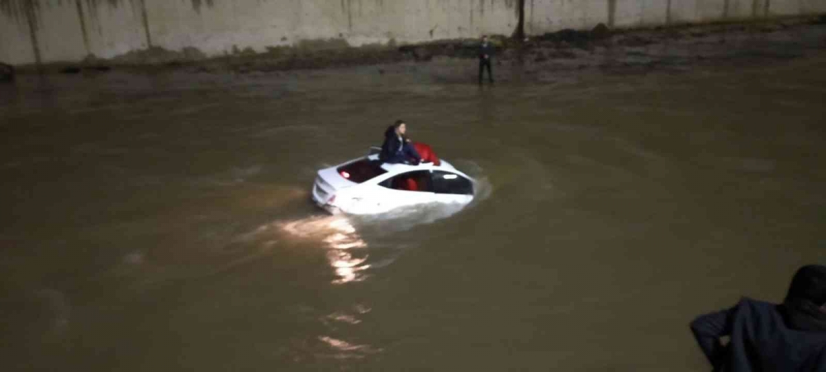 Dereye uçan otomobilde can pazarı yaşandı