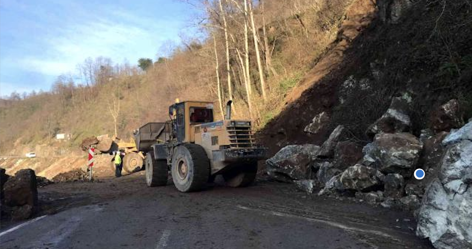 Heyelan nedeniyle kapanan Dereli Şebinkarahisar yolu ulaşıma açıldı