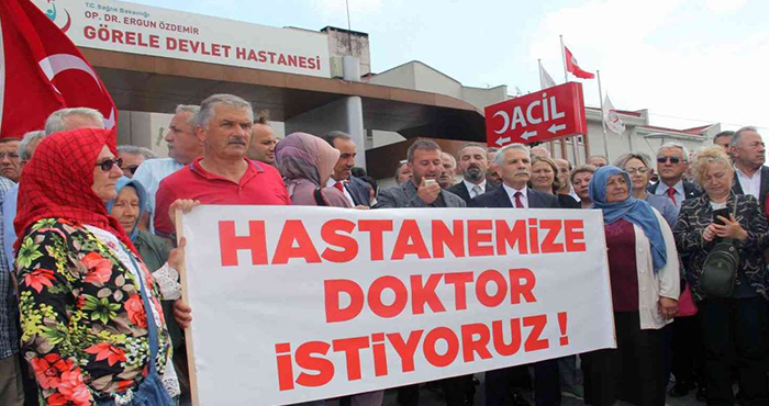 Uzman doktor isteyen muhtarlardan basın açıklaması
