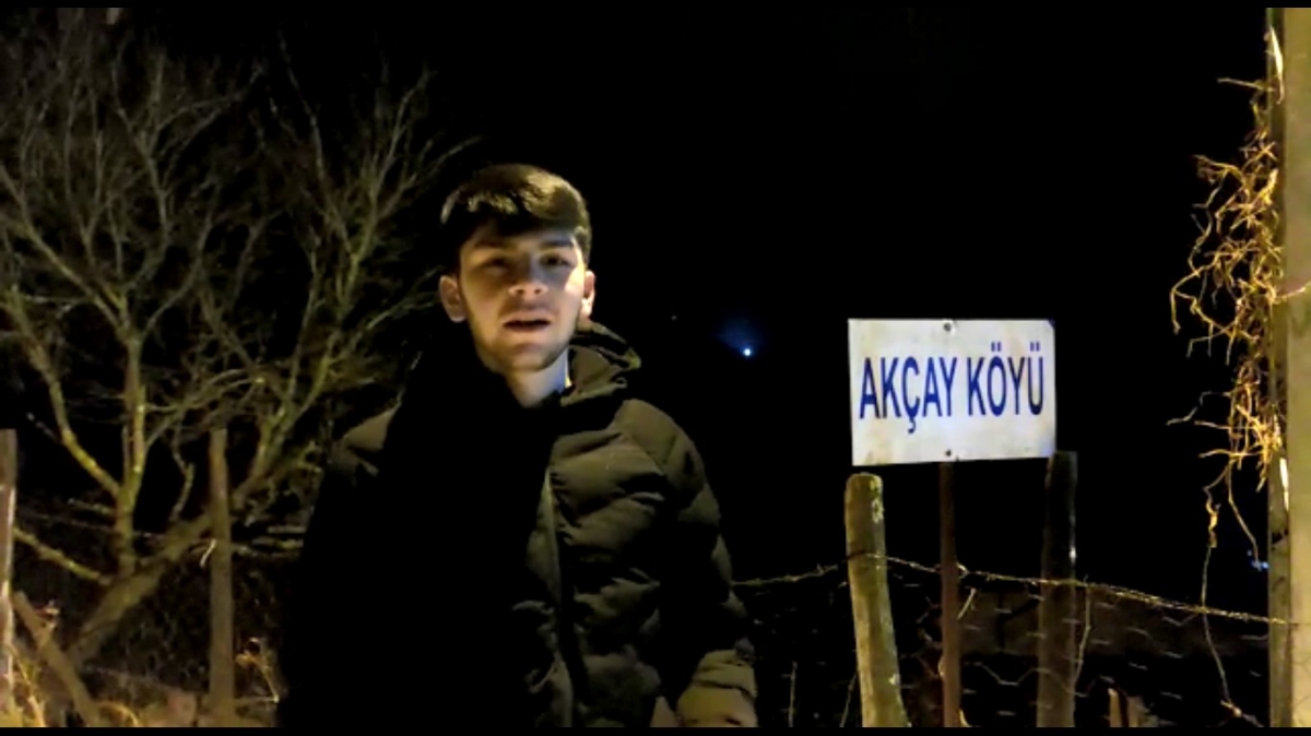 Domuzdan kaçarken kendini otomobilin üzerine attı