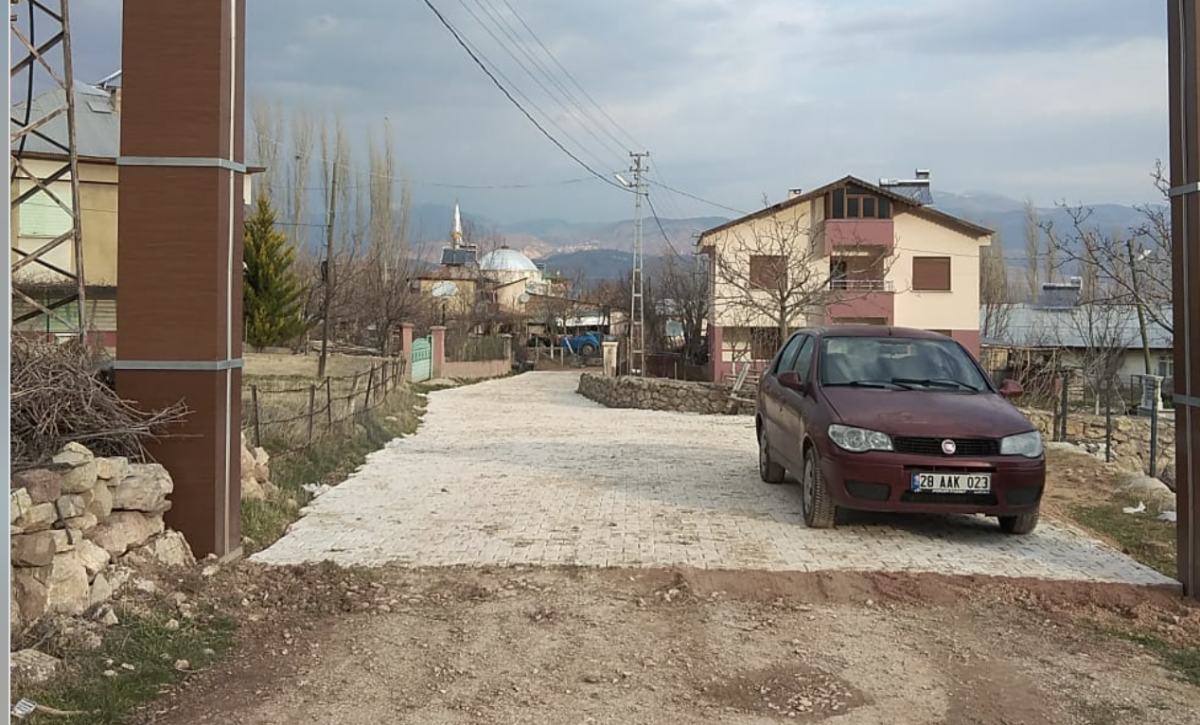 21 Köye 750 metrekare parke taşı verildi