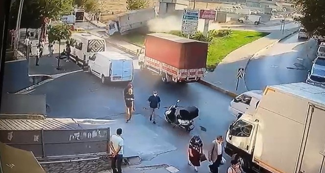 Güngören'de trajediye ramak kaldı, hakimiyetten çıkan kamyon metro duvarına çarptı: 2 yaralı