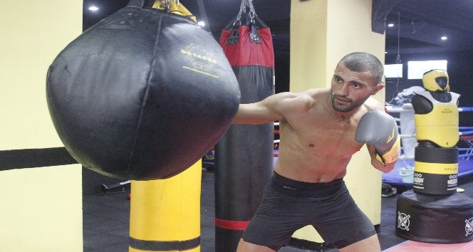 Azerbaycanlı Aykhan Mammadov, profesyonel ringlere dönmenin mutluluğunu yaşıyor