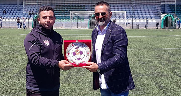 Şebinkarahisar Belediyespor Antrenörü Recep Kayahan’a Plaket Verildi