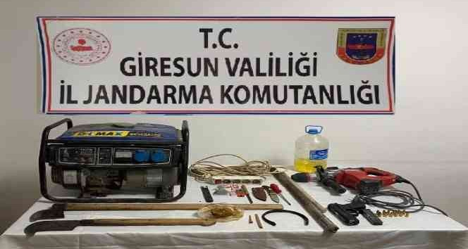 Giresun'da izinsiz define arayan 4 kişi jandarmaya yakalandı