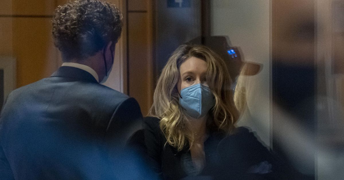 Elizabeth Holmes'un Theranos dolandırıcılık davasını geciktirmek savunma için para ödüyor